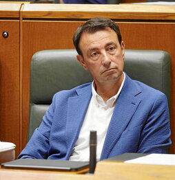 El vicelehendakari segundo Mikel Torres tuvo que hacer equilibrios en el pleno.