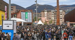 Landako gunearen barrualdea eta kanpoaldea bete zuten Euskal Herriko ikasleek euren goizean. Ondoko orrian, Sunek Azokan jarri duen salmahai berezia.