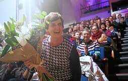 Nerea Mujikak lore sorta jaso zuen. Atzean, Izaskun Ellakuriagaren ama.