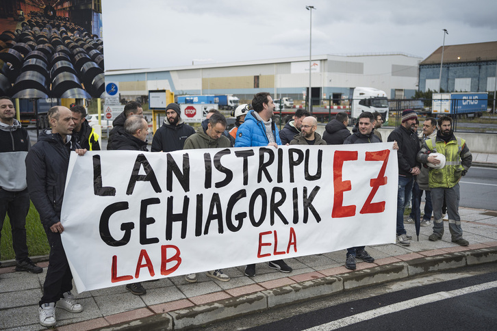 Concentración para denunciar los accidentes en Arcelor Mittal de Sestao, el miércoles.