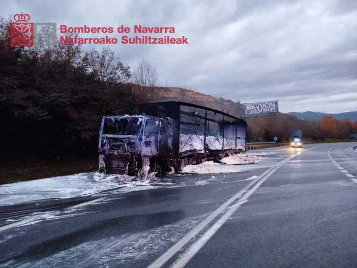 Estado en el que ha quedado el camión incendiado en Belate.