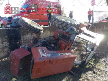 El tractor accidentado el viernes en Kaseda.