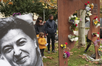 Karmele Solagureni lore eskaintza egin diote Barañaingo oroitarrian.