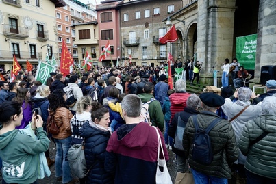 Manifestazioa Santa Ana plazan.