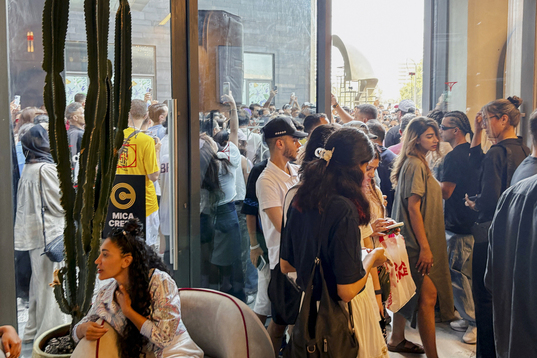 Mujeres jóvenes sin velo, en una fiesta mixta en octubre en la isla de Kish, cuyos organizadores fueron detenidos también..