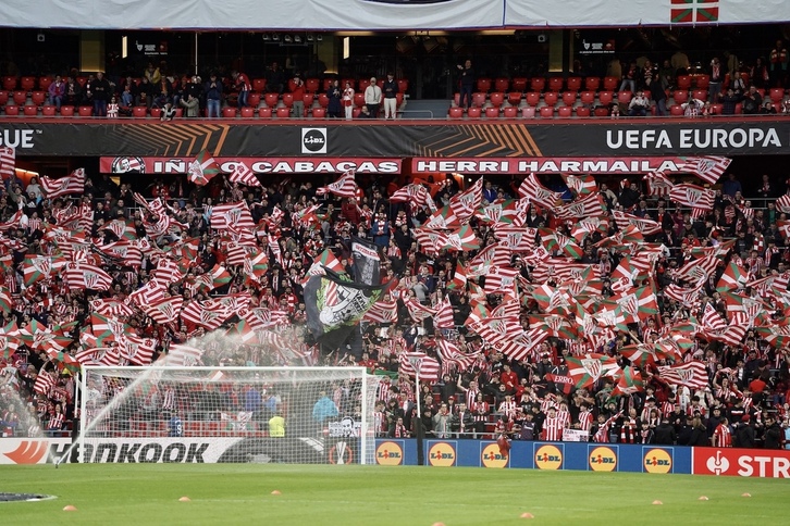 Partido de la Europa League entre Athletic y Roma en San Mamés. En la imagen, la grada animando al equipo