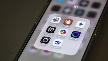 Un dispositivo móvil muestra varias aplicaciones de IA, entre ellas la de Meta. 