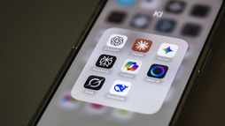 Un dispositivo móvil muestra varias aplicaciones de IA, entre ellas la de Meta. 