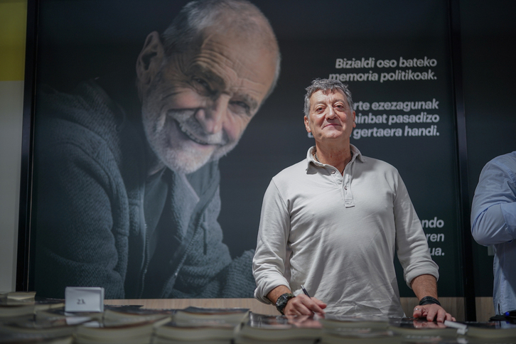 Fernando Alonso, GARAko postuan liburuak sinatzen.