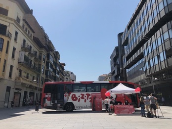 Una unidad móvil de Adona, en la avenida Carlos III de Iruñea.