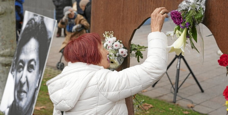 Ofrenda floral con el rostro de Karmele.