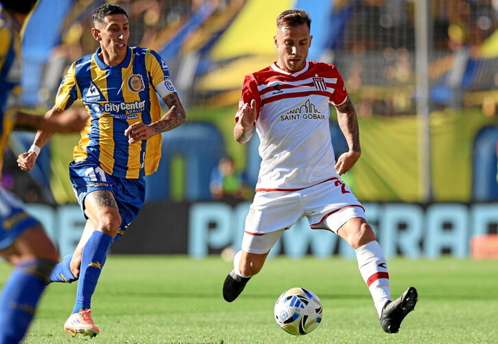 El veterano Ángel Di María, exjugador de Real Madrid entre otros equipos, intenta robar el balón en el Estudiantes-Rosario Central del Torneo Clausura del pasado 23 de noviembre.