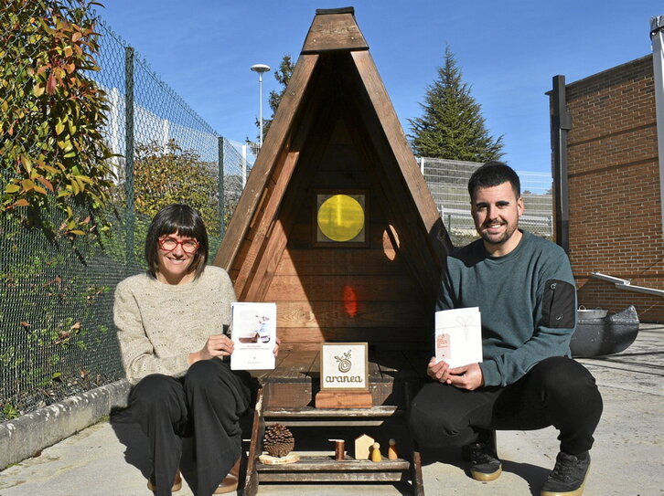 Garazi Labiano eta Joseba Corera Araneako zuzendariak, gida eskuetan.