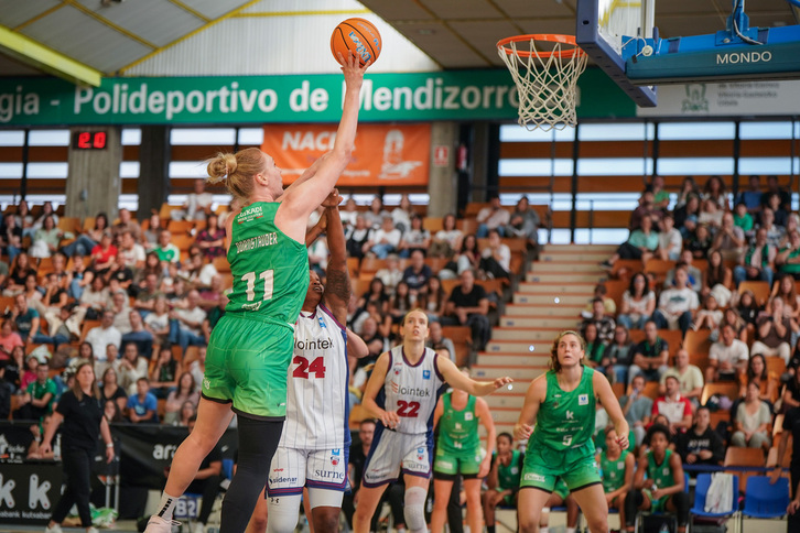 La última victoria de Kutxabank Araski en Mendizorrotza fue el derbi ante Lointek Gernika Bizkaia.