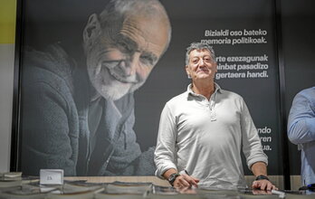 Ezkerretik eskumara, Fernando Alonso liburuak sinatzen, Iratxe Reparaz Arrate Rodriguezekin solasean eta Hikadromoa.