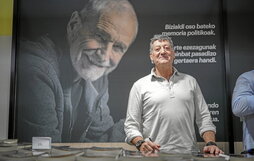 Ezkerretik eskumara, Fernando Alonso liburuak sinatzen, Iratxe Reparaz Arrate Rodriguezekin solasean eta Hikadromoa.