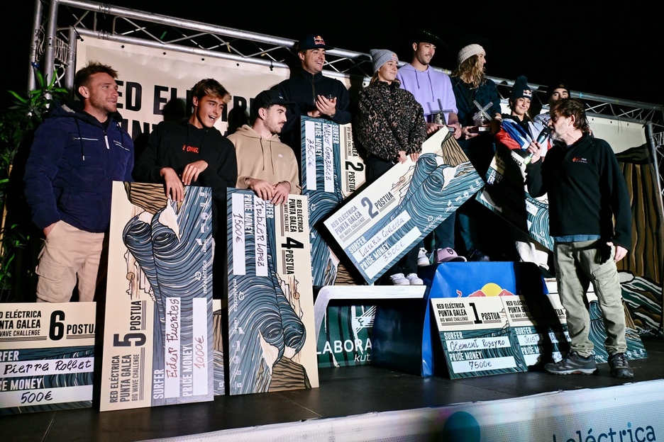 Los premiados posan en el podium. 