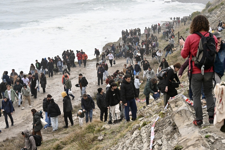 Mucha gente en primera linea para seguir la competición