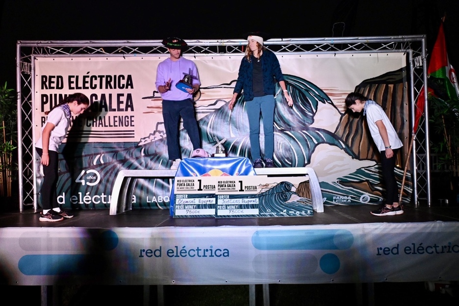 Los ganadores recibiendo su premio