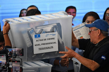 Una caja con material electoral es transportada, durante el recuento de votos en Tegucigalpa.