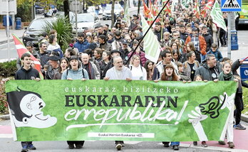 Euskal Herrian Euskaraz herri mugimenduak deitutako manifestazioa, Durangoko kaleetan.