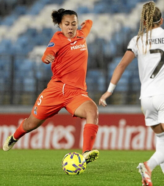 Paula Fernández golpea el balón ante Athenea.