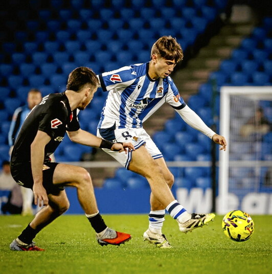 Jugadores de ambos equipos disputan un balón.