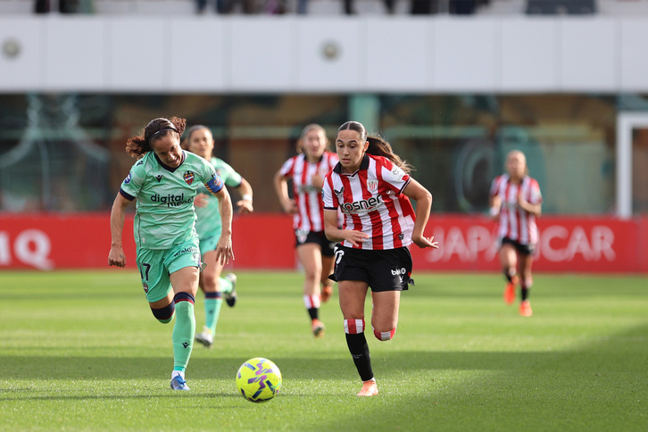 Agote, autora del gol rojiblanco, y Alharilla corren tras el balón.