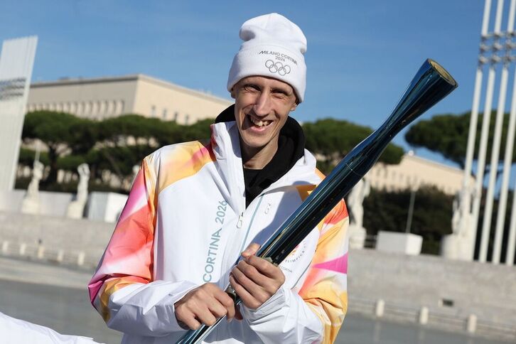 El exbaskonista Achille Polonara, relevista de la antorchas olímpica de los Juegos de Invierno Milán-Cortina.