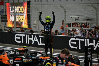 Lando Norris celebra el título subido a su monoplaza. 