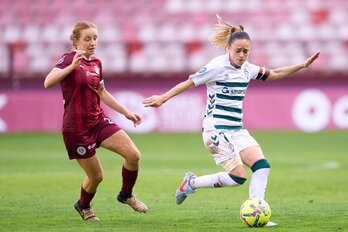 Arene Altonaga se dispone a disparar en el partido de Liga F entre DUX y Eibar en Las Gaunas.