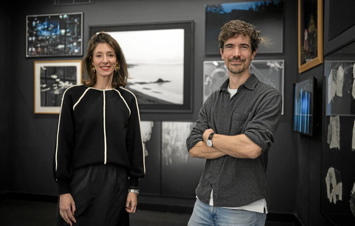 Nerea Yerbe y Jaime Cuenca, comisarios de la exposición, en la cuarta estancia, la del misterio.