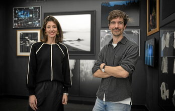 Nerea Yerbe y Jaime Cuenca, comisarios de la exposición, en la cuarta estancia, la del misterio.