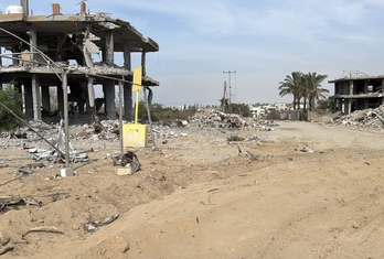 Un bloque colocado por el Ejército de Israel para marcar la 'línea amarilla' a la que se replegaron sus tropas.