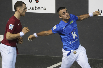 Larrazabalek eskuinkada joz, Lasoren begiradaren aurrean