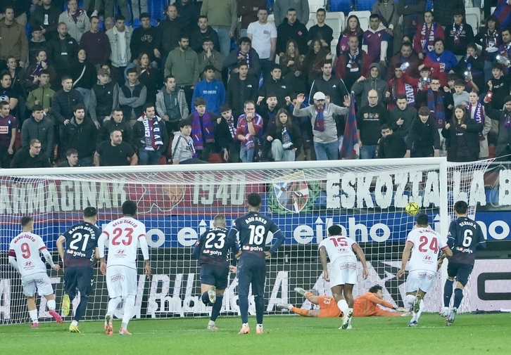 Manu Justo marca el penalti que restablecía el empate.