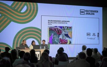 Ezkerrean, Siadecoren ikerketaren emaitzen inguruko azalpenak ematen. Eskuinean, jendetza Landakon goizetik hasita.