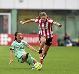 Gurtubay, que debutó como leona, supera la entrada de Alharilla.