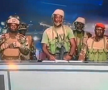 Militarrak estatu kolpea telebistan iragartzen.