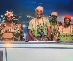 Militarrak estatu kolpea telebistan iragartzen.