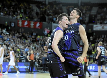 Celebración entre Petrasek y Jaworski.