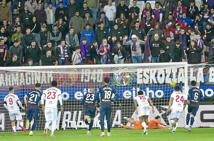 Manu Justo marca el empate que restablecía el empate en el marcador.