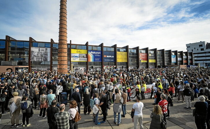 Jendetza bildu zen Landako plazan, Palestinaren aldeko ekitaldian.