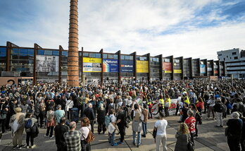 Jendetza bildu zen Landako plazan, Palestinaren aldeko ekitaldian.