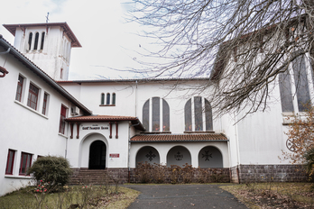 Dan Frantses Xabier Uztaritzeko kolegio katolikoan lan egiten zuen irakasleak.