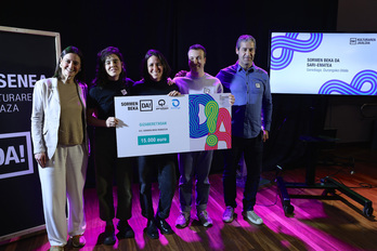 Aurten Sormen Bekako irabazleak, Gotzon Gomez Gerediaga elkarteko presidentearekin eta Mireia Elkoroiribe Durangoko alkatearekin.