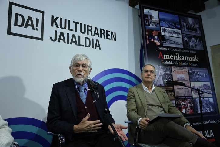 William Douglas eta Jon Bilbao, «Amerikanuak» liburuari buruz hizketan.