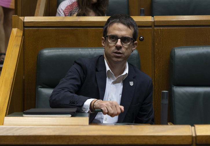 Pello Otxandiano, en su escaño en el Parlamento de Gasteiz.