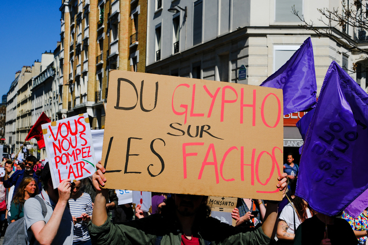 Una pancarta se opone al glifosato y a la extrema derecha en una protesta contra los pesticidas, en París: «Glifosato contra los fachas».