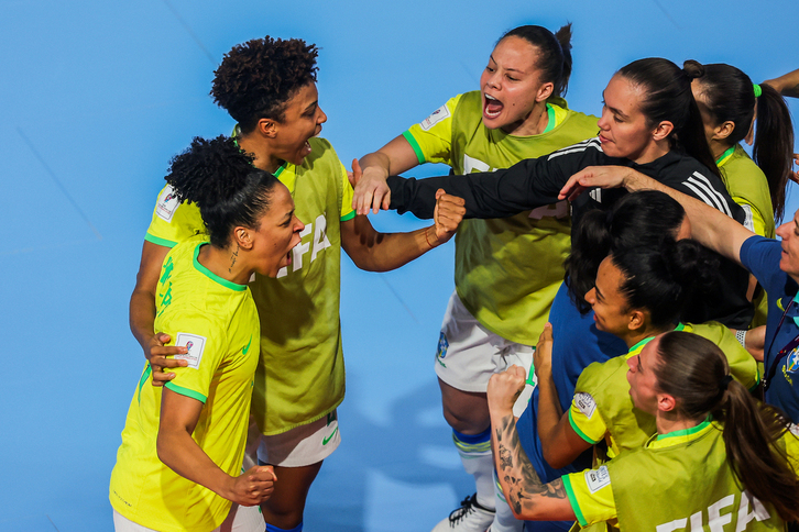 Jugadoras de Brasil celebran la victoria en la final del primer Mundial de fútbol sala.